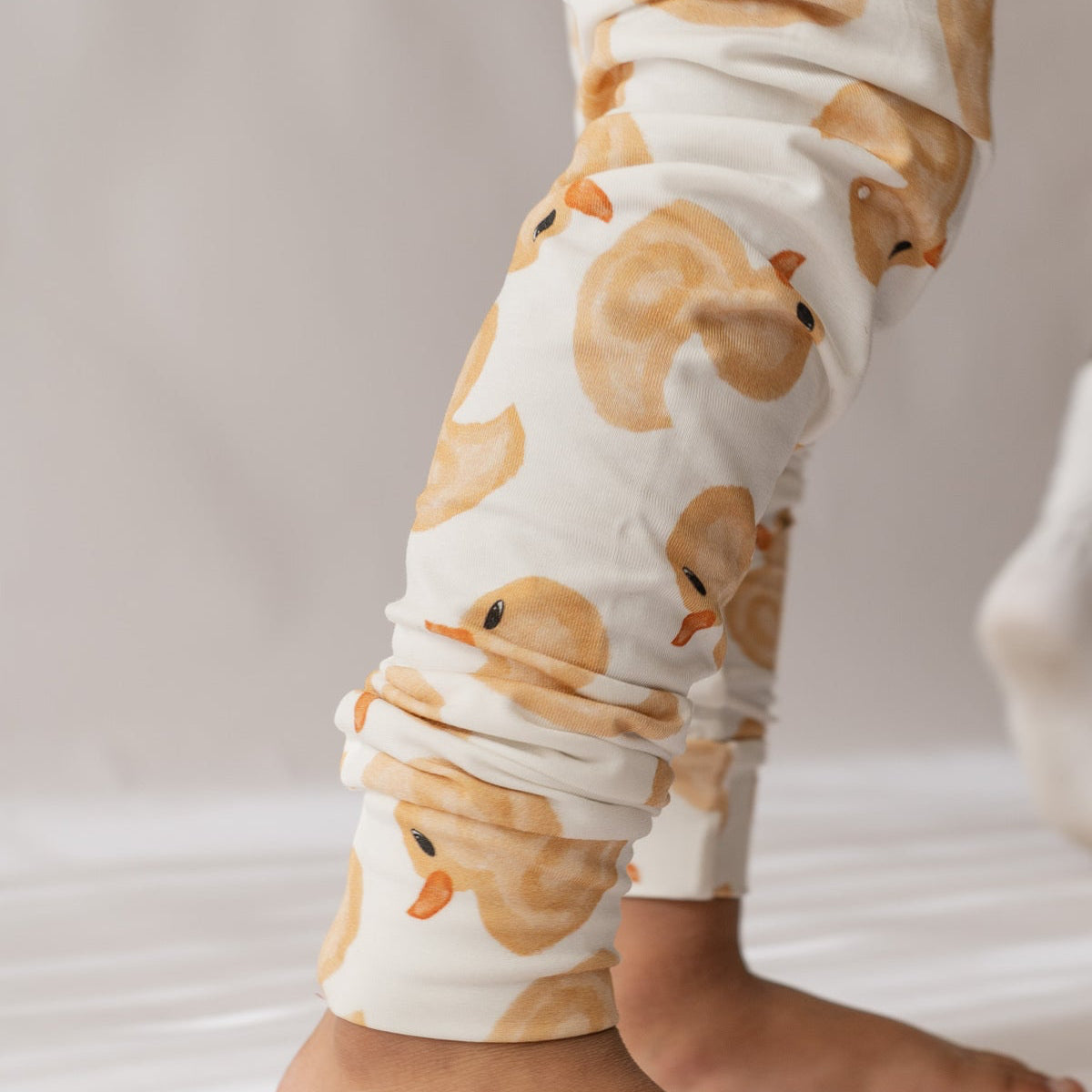 Children's leggings with duck pattern on a plain background